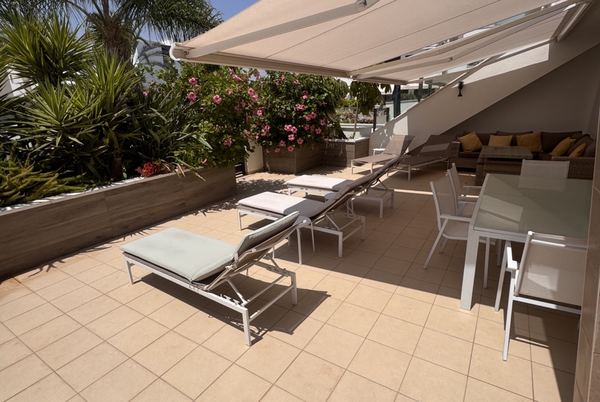 3 Bedroom / 2 Bathroom * Ground Floor Apartment on Huge Plot *Private Entrance * Garden * Overlooking Communal Pool Area * Pilar De La Horadada * Playamar IV * Immaculate Condition * €339,995 *