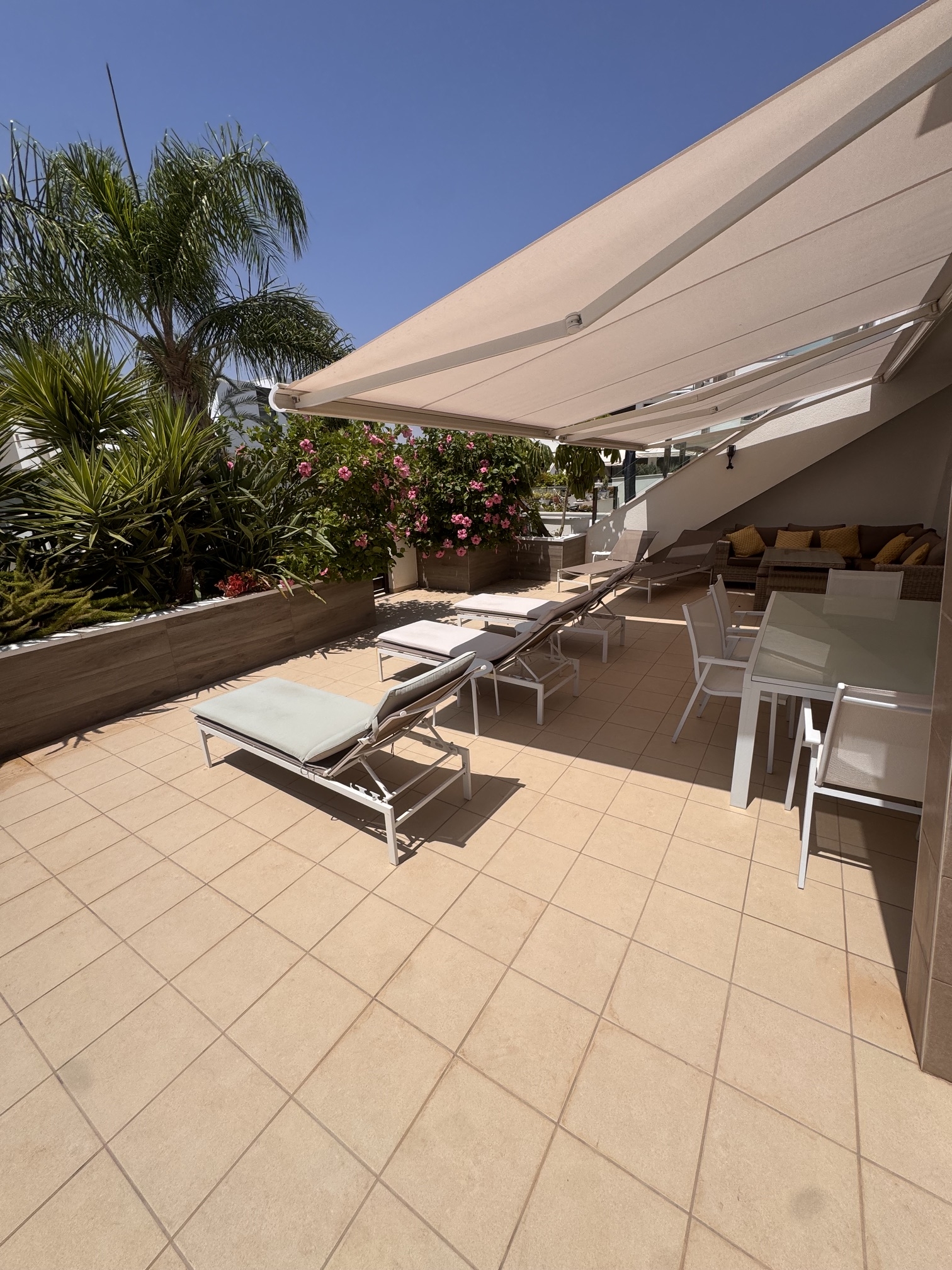 3 Bedroom / 2 Bathroom * Ground Floor Apartment on Huge Plot *Private Entrance * Garden * Overlooking Communal Pool Area * Pilar De La Horadada * Playamar IV * Immaculate Condition * €339,995 *