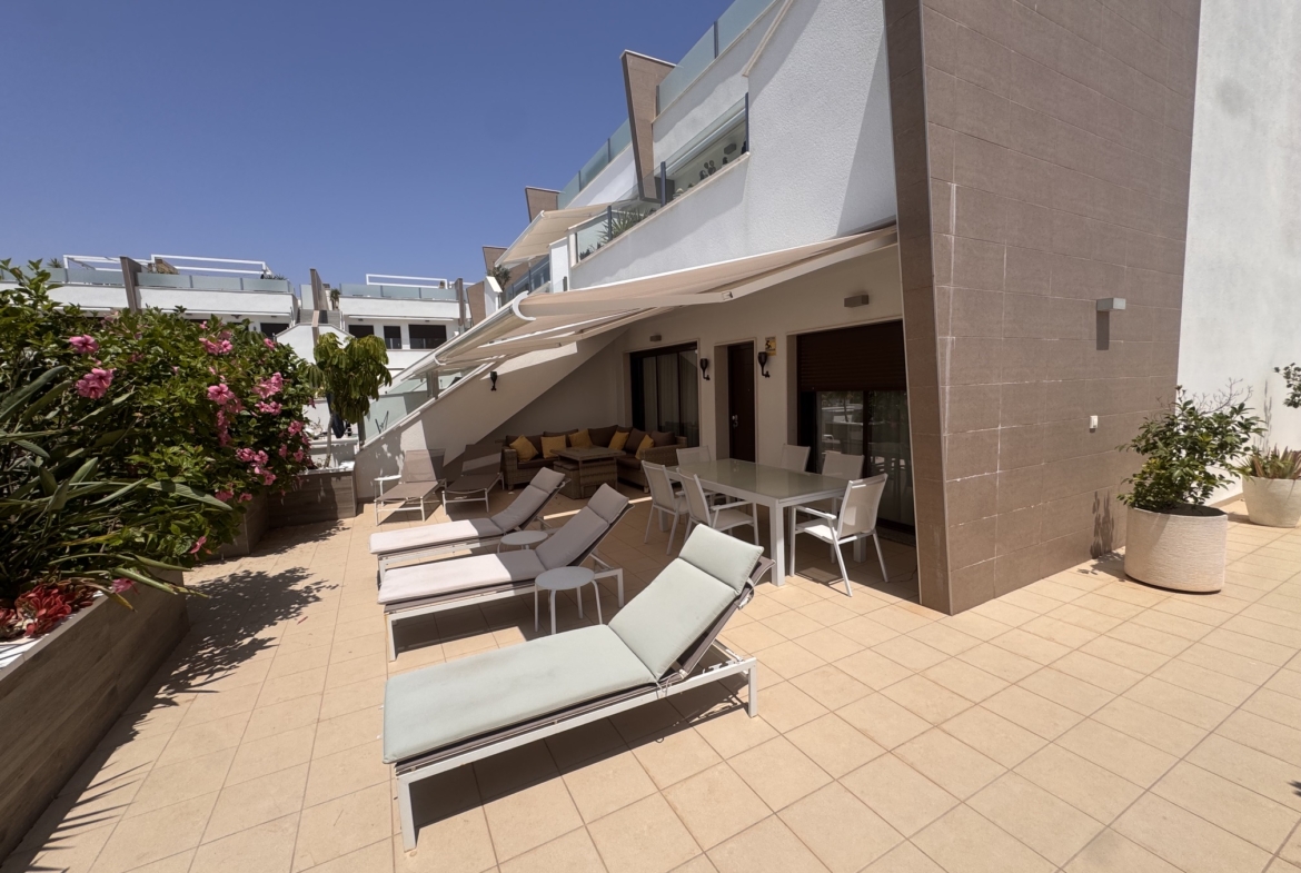 3 Bedroom / 2 Bathroom * Ground Floor Apartment on Huge Plot *Private Entrance * Garden * Overlooking Communal Pool Area * Pilar De La Horadada * Playamar IV * Immaculate Condition * €339,995 *
