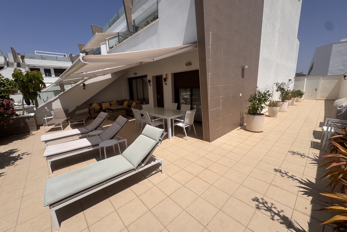 3 Bedroom / 2 Bathroom * Ground Floor Apartment on Huge Plot *Private Entrance * Garden * Overlooking Communal Pool Area * Pilar De La Horadada * Playamar IV * Immaculate Condition * €339,995 *