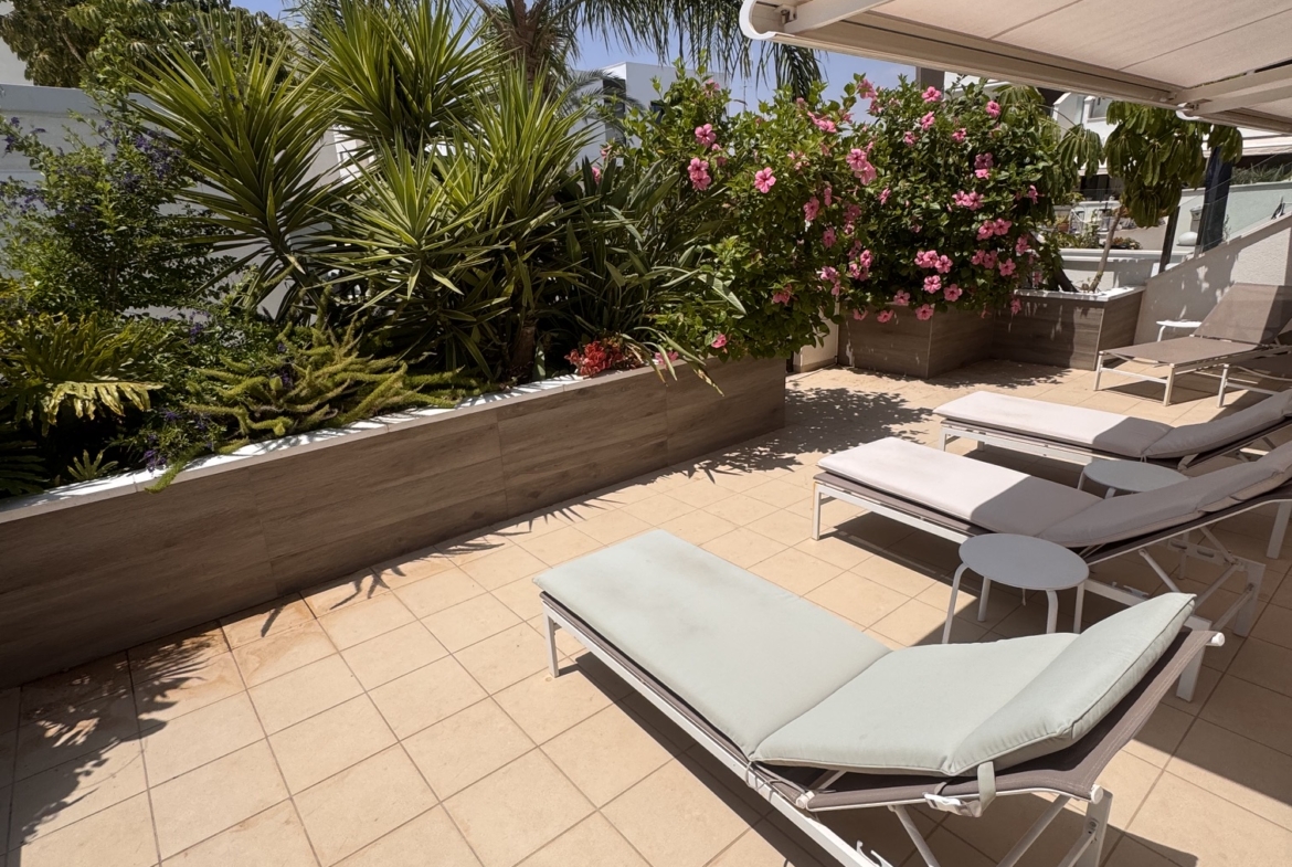 3 Bedroom / 2 Bathroom * Ground Floor Apartment on Huge Plot *Private Entrance * Garden * Overlooking Communal Pool Area * Pilar De La Horadada * Playamar IV * Immaculate Condition * €339,995 *