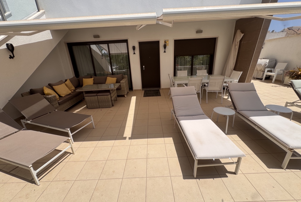 3 Bedroom / 2 Bathroom * Ground Floor Apartment on Huge Plot *Private Entrance * Garden * Overlooking Communal Pool Area * Pilar De La Horadada * Playamar IV * Immaculate Condition * €339,995 *