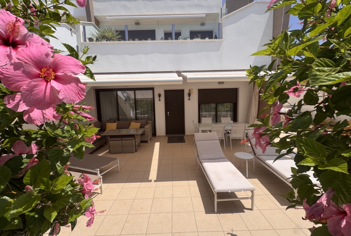 3 Bedroom / 2 Bathroom * Ground Floor Apartment on Huge Plot *Private Entrance * Garden * Overlooking Communal Pool Area * Pilar De La Horadada * Playamar IV * Immaculate Condition * €339,995 *