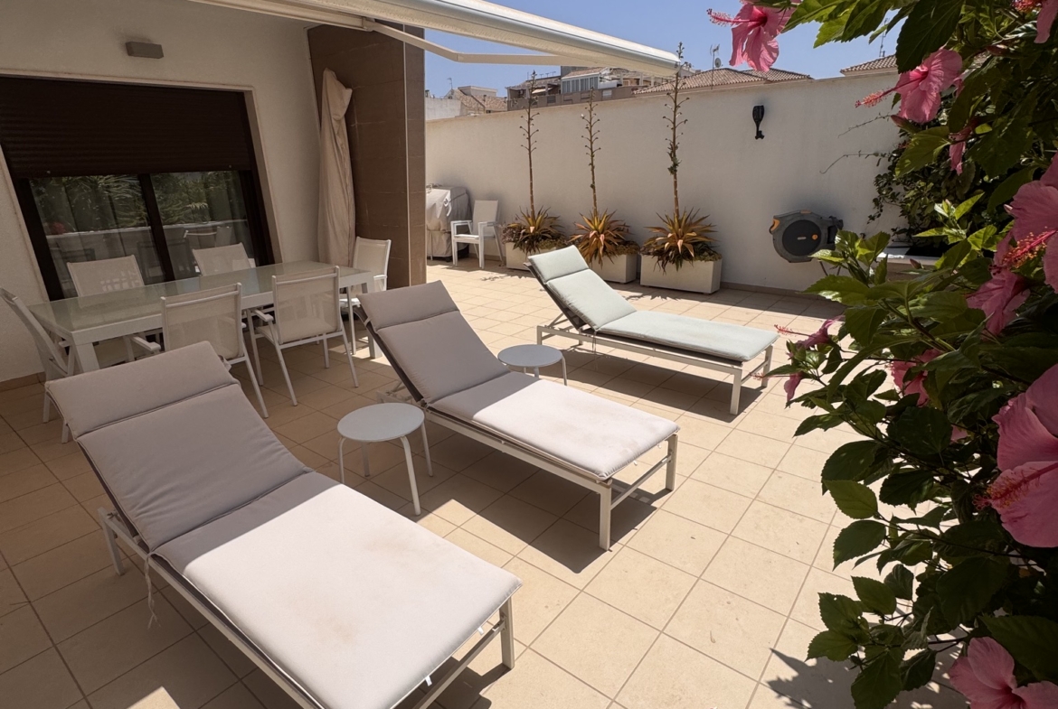 3 Bedroom / 2 Bathroom * Ground Floor Apartment on Huge Plot *Private Entrance * Garden * Overlooking Communal Pool Area * Pilar De La Horadada * Playamar IV * Immaculate Condition * €339,995 *