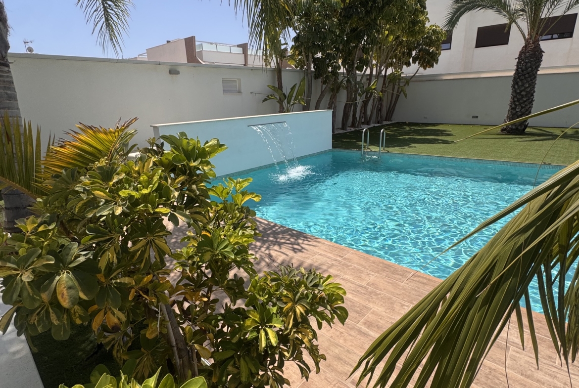 3 Bedroom / 2 Bathroom * Ground Floor Apartment on Huge Plot *Private Entrance * Garden * Overlooking Communal Pool Area * Pilar De La Horadada * Playamar IV * Immaculate Condition * €339,995 *