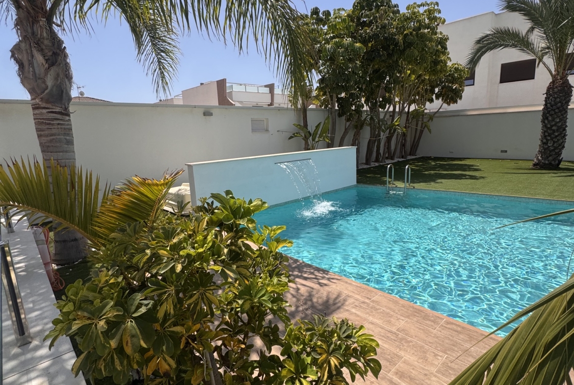 3 Bedroom / 2 Bathroom * Ground Floor Apartment on Huge Plot *Private Entrance * Garden * Overlooking Communal Pool Area * Pilar De La Horadada * Playamar IV * Immaculate Condition * €339,995 *