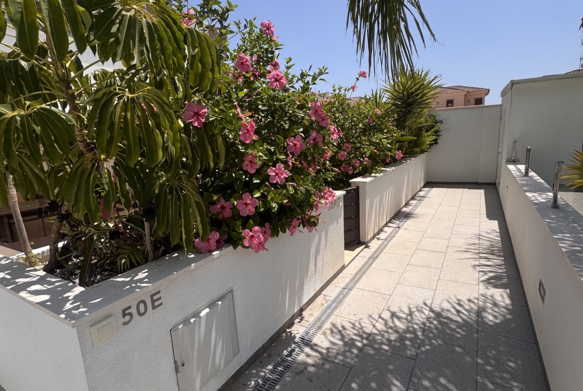 3 Bedroom / 2 Bathroom * Ground Floor Apartment on Huge Plot *Private Entrance * Garden * Overlooking Communal Pool Area * Pilar De La Horadada * Playamar IV * Immaculate Condition * €339,995 *