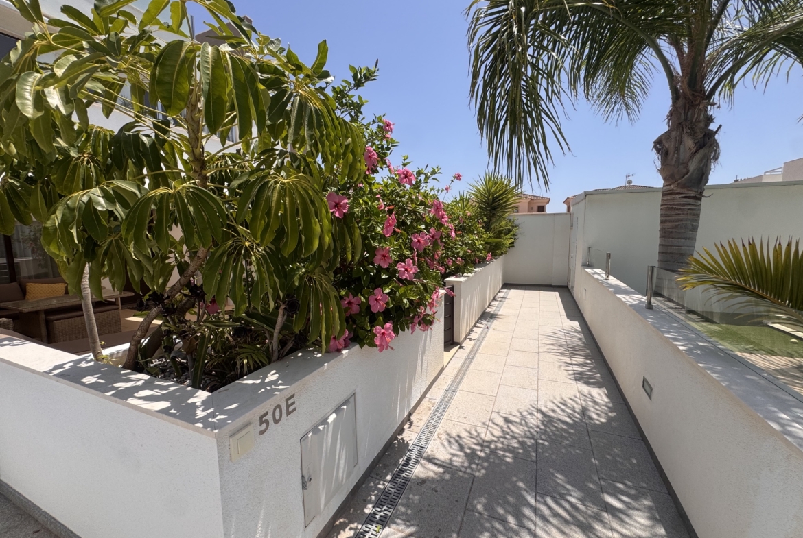3 Bedroom / 2 Bathroom * Ground Floor Apartment on Huge Plot *Private Entrance * Garden * Overlooking Communal Pool Area * Pilar De La Horadada * Playamar IV * Immaculate Condition * €339,995 *