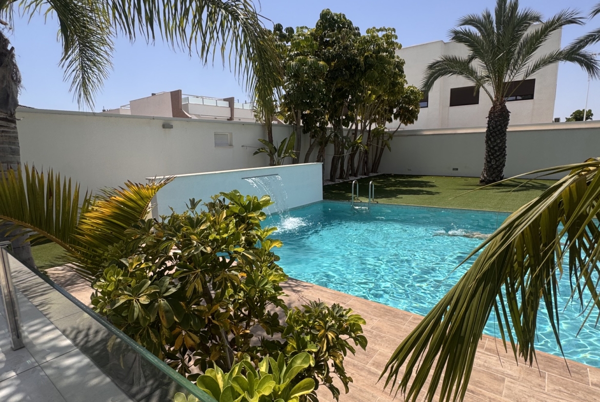 3 Bedroom / 2 Bathroom * Ground Floor Apartment on Huge Plot *Private Entrance * Garden * Overlooking Communal Pool Area * Pilar De La Horadada * Playamar IV * Immaculate Condition * €339,995 *