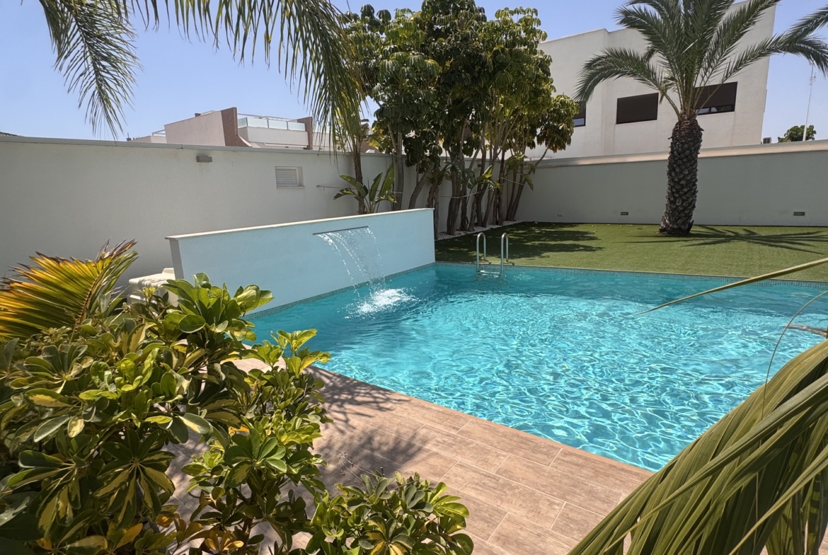 3 Bedroom / 2 Bathroom * Ground Floor Apartment on Huge Plot *Private Entrance * Garden * Overlooking Communal Pool Area * Pilar De La Horadada * Playamar IV * Immaculate Condition * €339,995 *