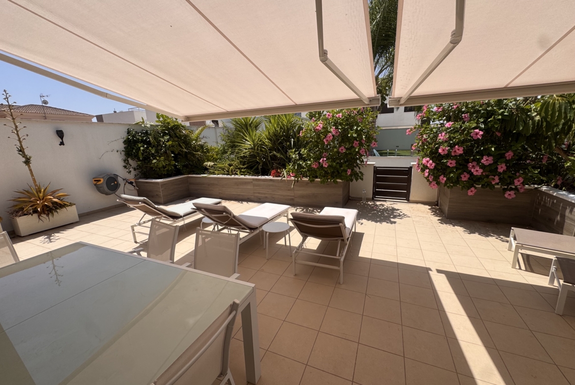 3 Bedroom / 2 Bathroom * Ground Floor Apartment on Huge Plot *Private Entrance * Garden * Overlooking Communal Pool Area * Pilar De La Horadada * Playamar IV * Immaculate Condition * €339,995 *