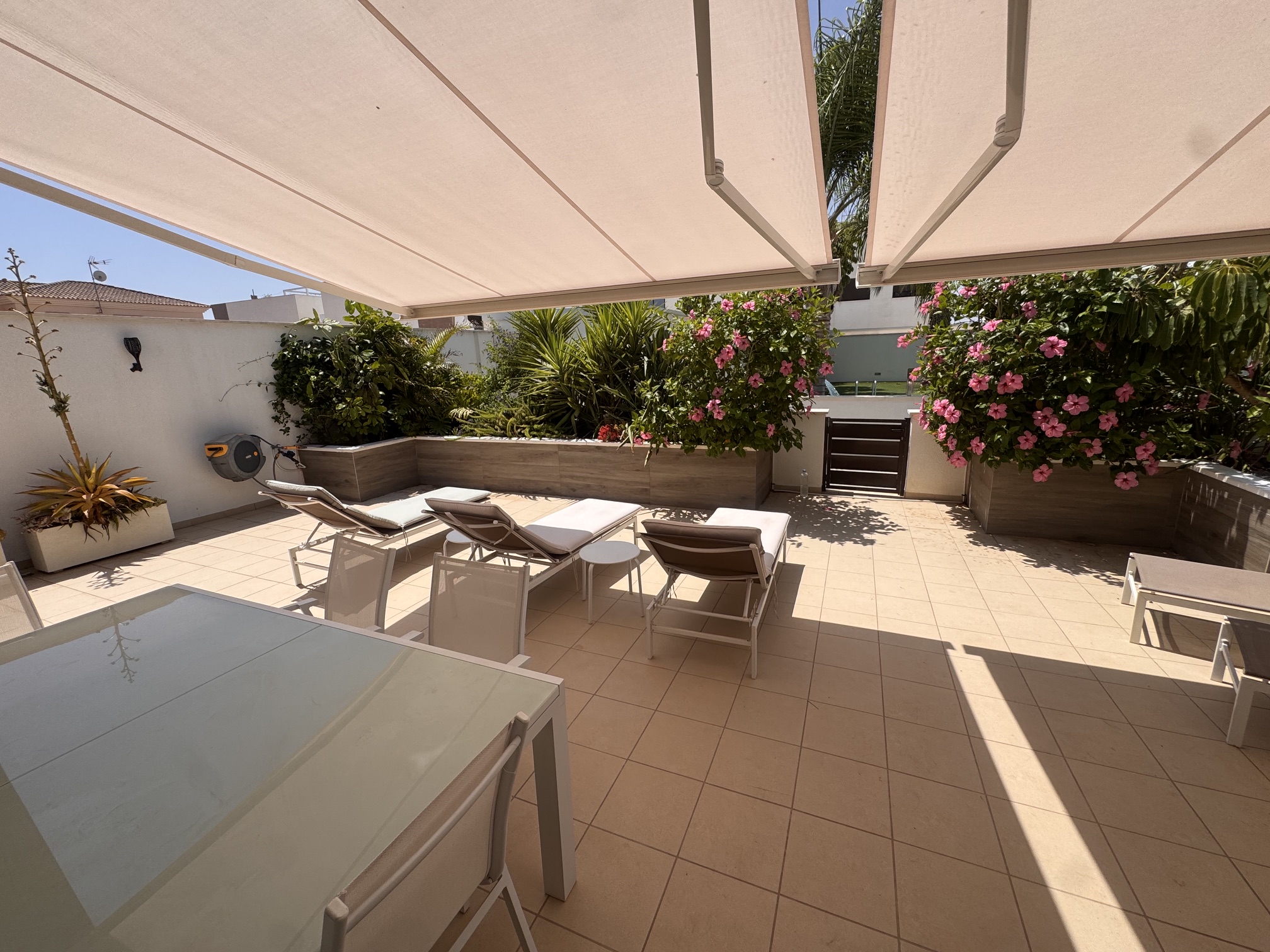 3 Bedroom / 2 Bathroom * Ground Floor Apartment on Huge Plot *Private Entrance * Garden * Overlooking Communal Pool Area * Pilar De La Horadada * Playamar IV * Immaculate Condition * €339,995 *