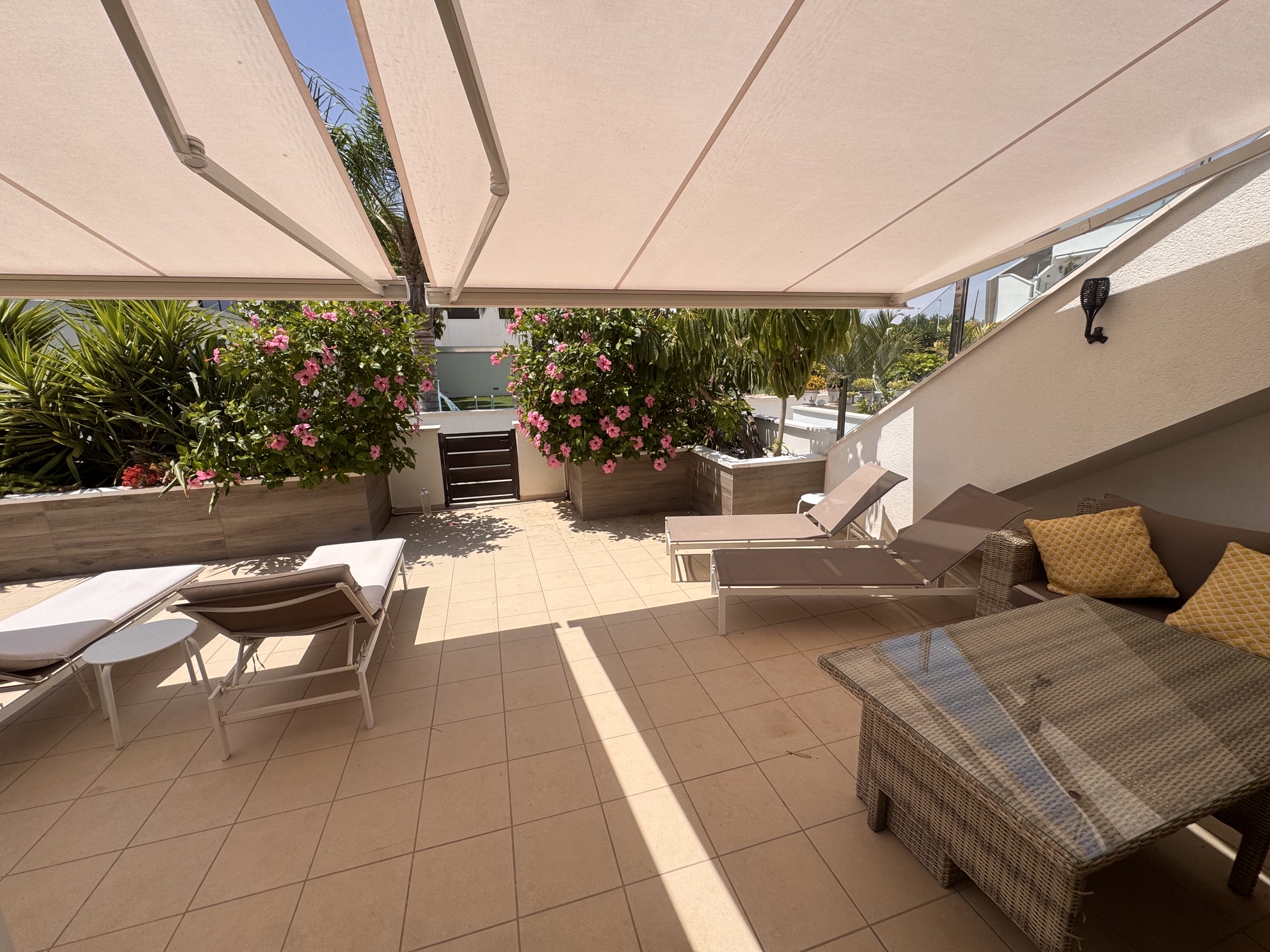 3 Bedroom / 2 Bathroom * Ground Floor Apartment on Huge Plot *Private Entrance * Garden * Overlooking Communal Pool Area * Pilar De La Horadada * Playamar IV * Immaculate Condition * €339,995 *
