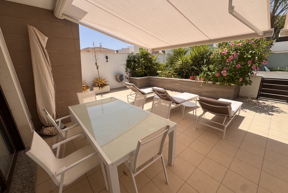 3 Bedroom / 2 Bathroom * Ground Floor Apartment on Huge Plot *Private Entrance * Garden * Overlooking Communal Pool Area * Pilar De La Horadada * Playamar IV * Immaculate Condition * €339,995 *