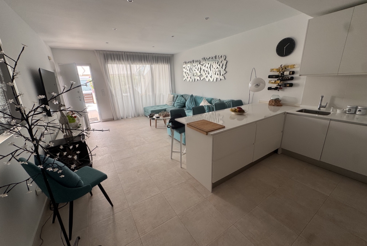 3 Bedroom / 2 Bathroom * Ground Floor Apartment on Huge Plot *Private Entrance * Garden * Overlooking Communal Pool Area * Pilar De La Horadada * Playamar IV * Immaculate Condition * €339,995 *
