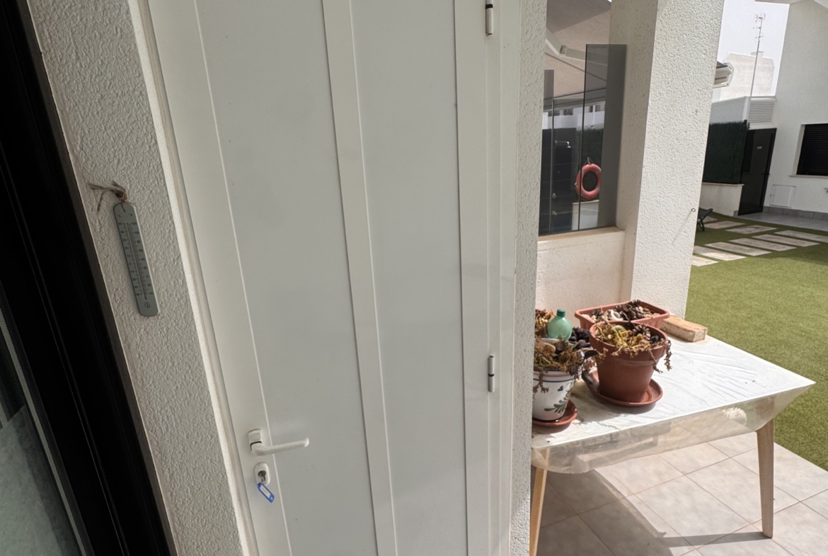 Immaculate Ground Floor Modern Apartment * 2 Bedroom / 2 Bathroom * Very Popular area Near Castelar College San Pedro / Lo Pagan  * Playamar IV * Swimming Pool * Private Parking * Only €199,995 ***