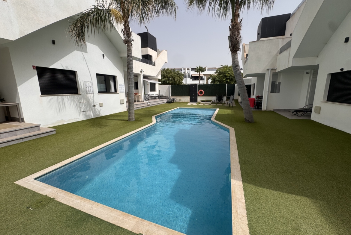 Immaculate Ground Floor Modern Apartment * 2 Bedroom / 2 Bathroom * Very Popular area Near Castelar College San Pedro / Lo Pagan  * Playamar IV * Swimming Pool * Private Parking * Only €199,995 ***