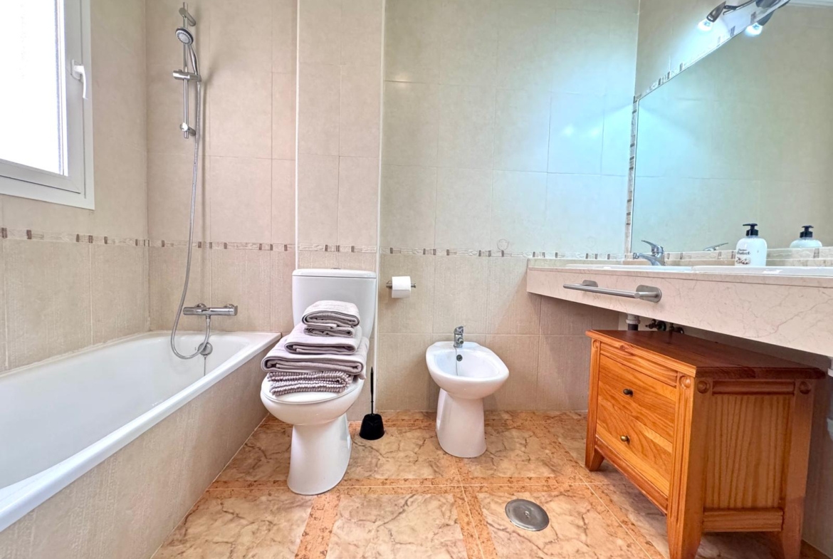 2 Bedroom / 2 Bathroom Apartment * Very popular Development * San Pedro del Pinatar * 10 minutes walk to the local beach * Shared Pool / Jacuzzi * Rooftop Solarium with BBQ facilities * Excellent Views €139,995 *