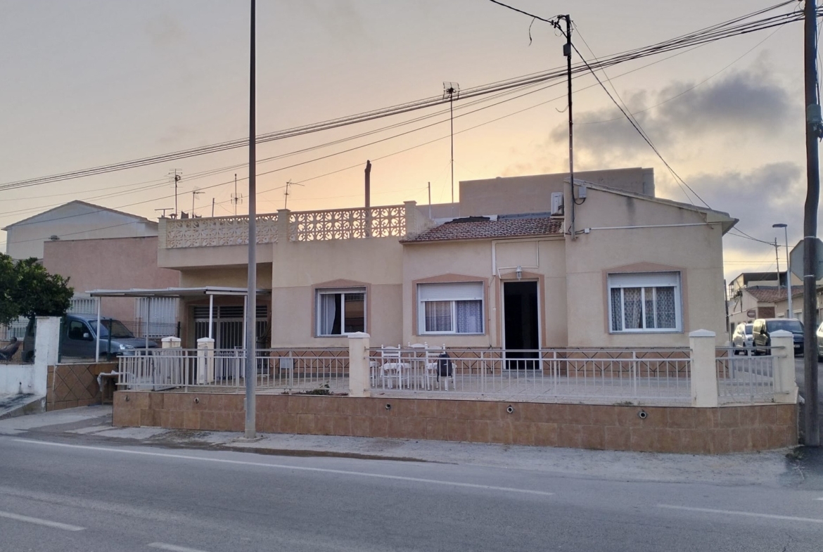 4 Bedroom * 2 Bathroom One level House For Sale * Central San Pedro * Very Desirable area * Private Garage * Large Terrace & Solarium * €217,995 *