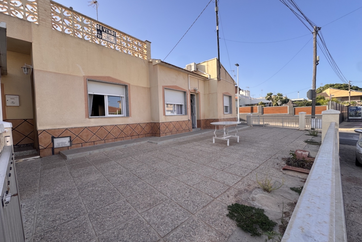 4 Bedroom * 2 Bathroom One level House For Sale * Central San Pedro * Very Desirable area * Private Garage * Large Terrace & Solarium * €217,995 *