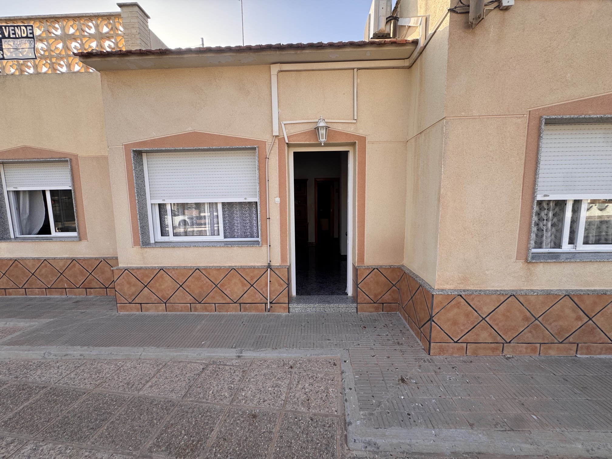 4 Bedroom * 2 Bathroom One level House For Sale * Central San Pedro * Very Desirable area * Private Garage * Large Terrace & Solarium * €217,995 *