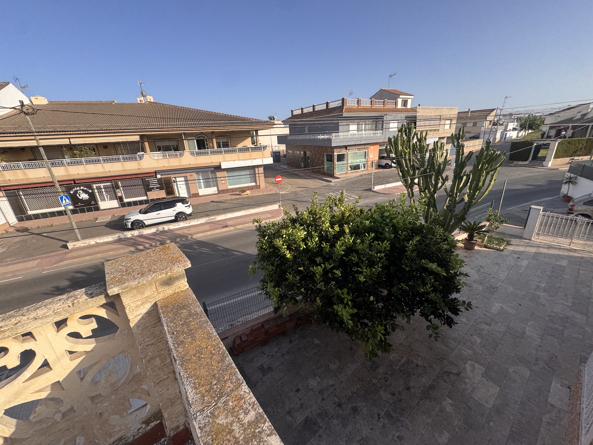 4 Bedroom * 2 Bathroom One level House For Sale * Central San Pedro * Very Desirable area * Private Garage * Large Terrace & Solarium * €217,995 *