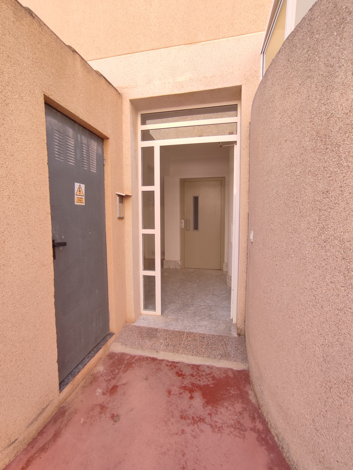 2 Bedroom / 1 Bathroom Apartment *2nd floor with lift and balcony * Only 250 meters from the local beach * €136,995 * Lo Pagan *