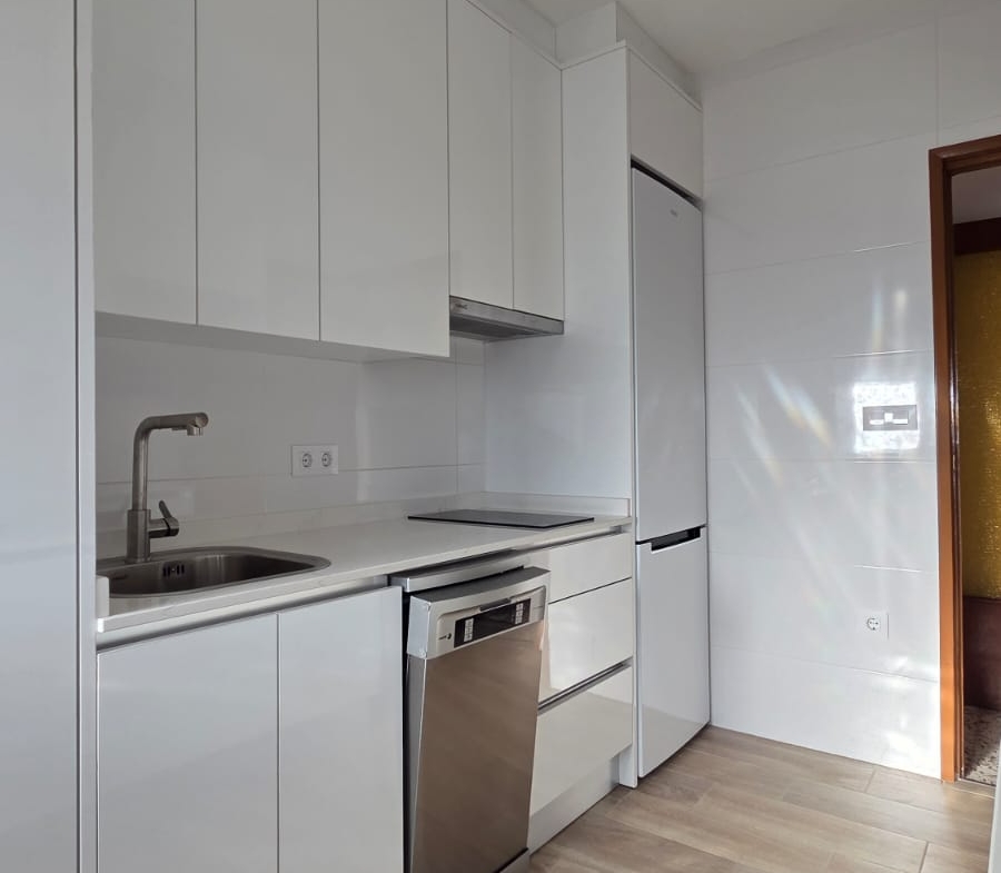 2 Bedroom / 1 Bathroom Apartment * 2nd Floor ( no lift ) New Kitchen * Balcony * Lo Pagan * 500 meters from the beach * Close to amenities €120,000