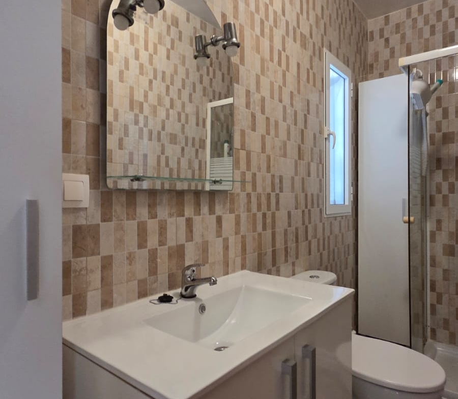 2 Bedroom / 1 Bathroom Apartment * 2nd Floor ( no lift ) New Kitchen * Balcony * Lo Pagan * 500 meters from the beach * Close to amenities €120,000