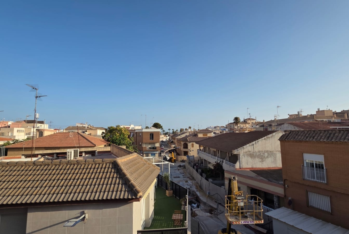 2 Bedroom / 1 Bathroom Apartment * 2nd Floor ( no lift ) New Kitchen * Balcony * Lo Pagan * 500 meters from the beach * Close to amenities €120,000
