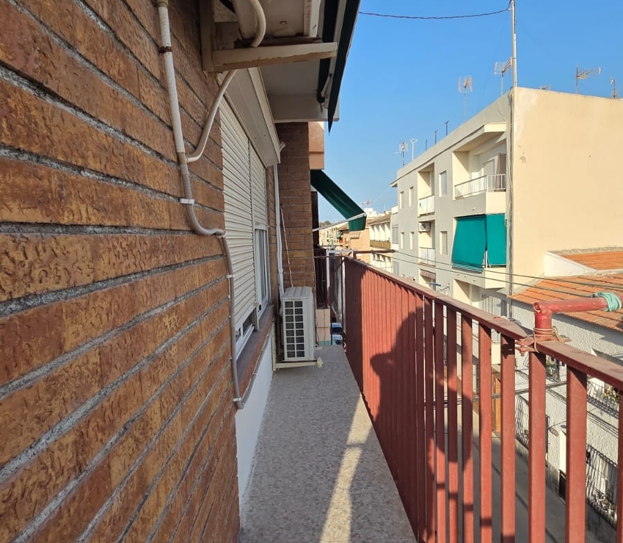 2 Bedroom / 1 Bathroom Apartment * 2nd Floor ( no lift ) New Kitchen * Balcony * Lo Pagan * 500 meters from the beach * Close to amenities €120,000