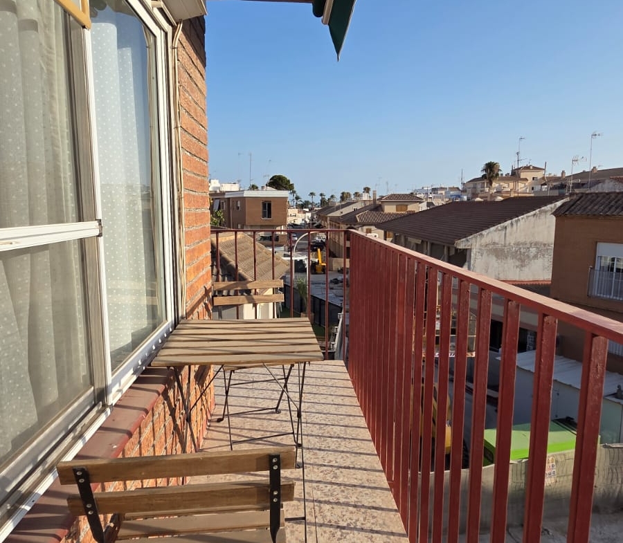 2 Bedroom / 1 Bathroom Apartment * 2nd Floor ( no lift ) New Kitchen * Balcony * Lo Pagan * 500 meters from the beach * Close to amenities €120,000