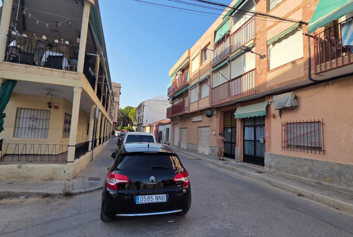 2 Bedroom / 1 Bathroom Apartment * 2nd Floor ( no lift ) New Kitchen * Balcony * Lo Pagan * 500 meters from the beach * Close to amenities €120,000