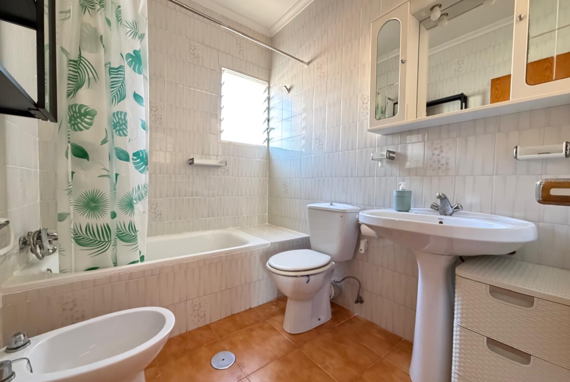 3 Bedroom / 2 Bathroom * Townhouse * Only 10 minutes walk to the beach and local marina * Close to many amenities in a very popular area €135,000 *