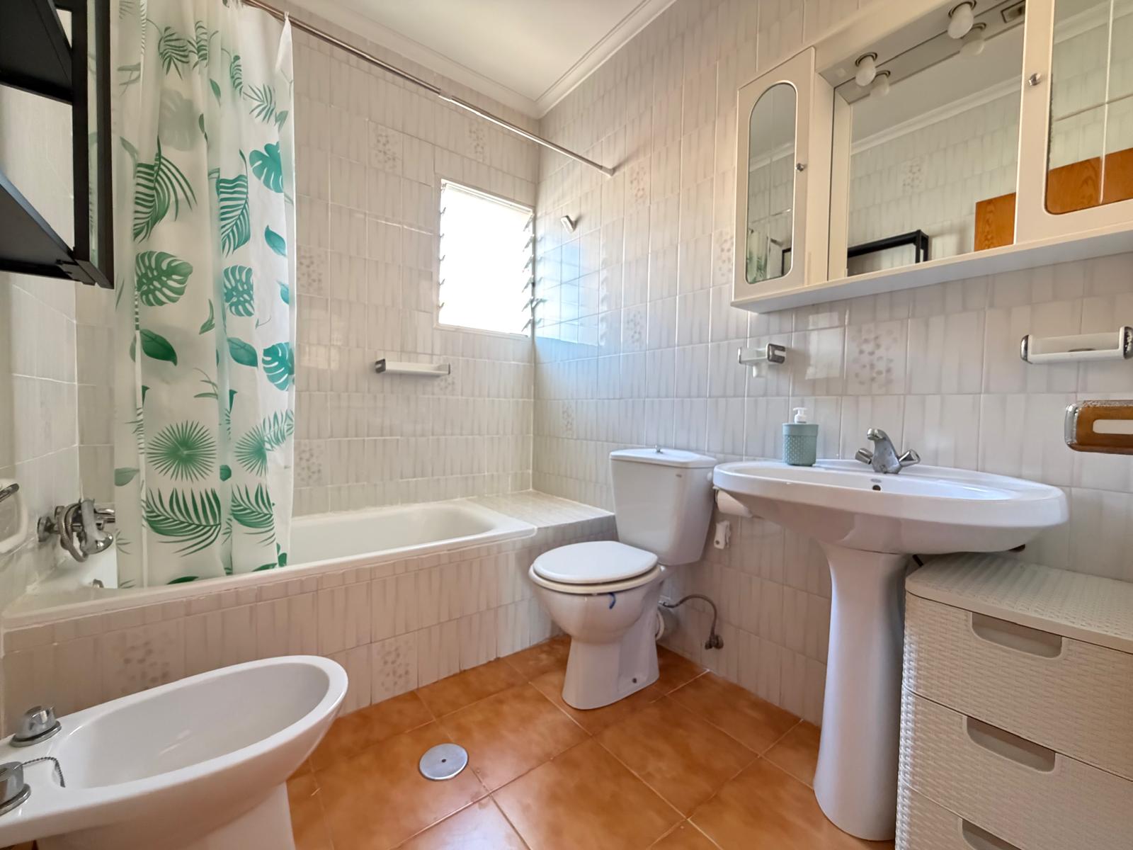 3 Bedroom / 2 Bathroom * Townhouse * Only 10 minutes walk to the beach and local marina * Close to many amenities in a very popular area €135,000 *