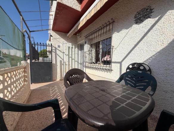 3 Bedroom / 2 Bathroom * Townhouse * Only 10 minutes walk to the beach and local marina * Close to many amenities in a very popular area €135,000 *