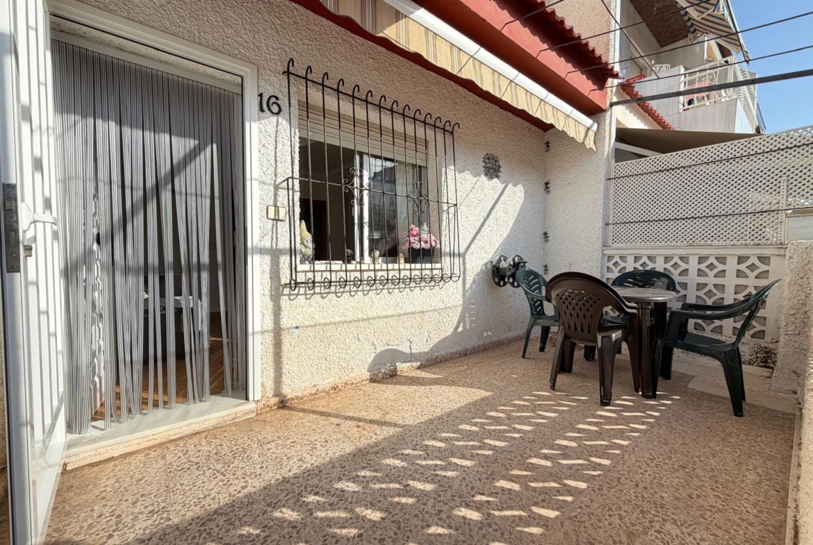 3 Bedroom / 2 Bathroom * Townhouse * Only 10 minutes walk to the beach and local marina * Close to many amenities in a very popular area €135,000 *