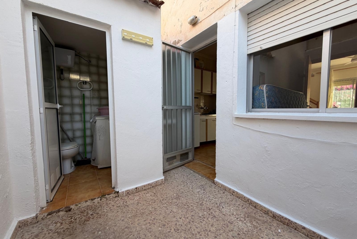 3 Bedroom / 2 Bathroom * Townhouse * Only 10 minutes walk to the beach and local marina * Close to many amenities in a very popular area €135,000 *