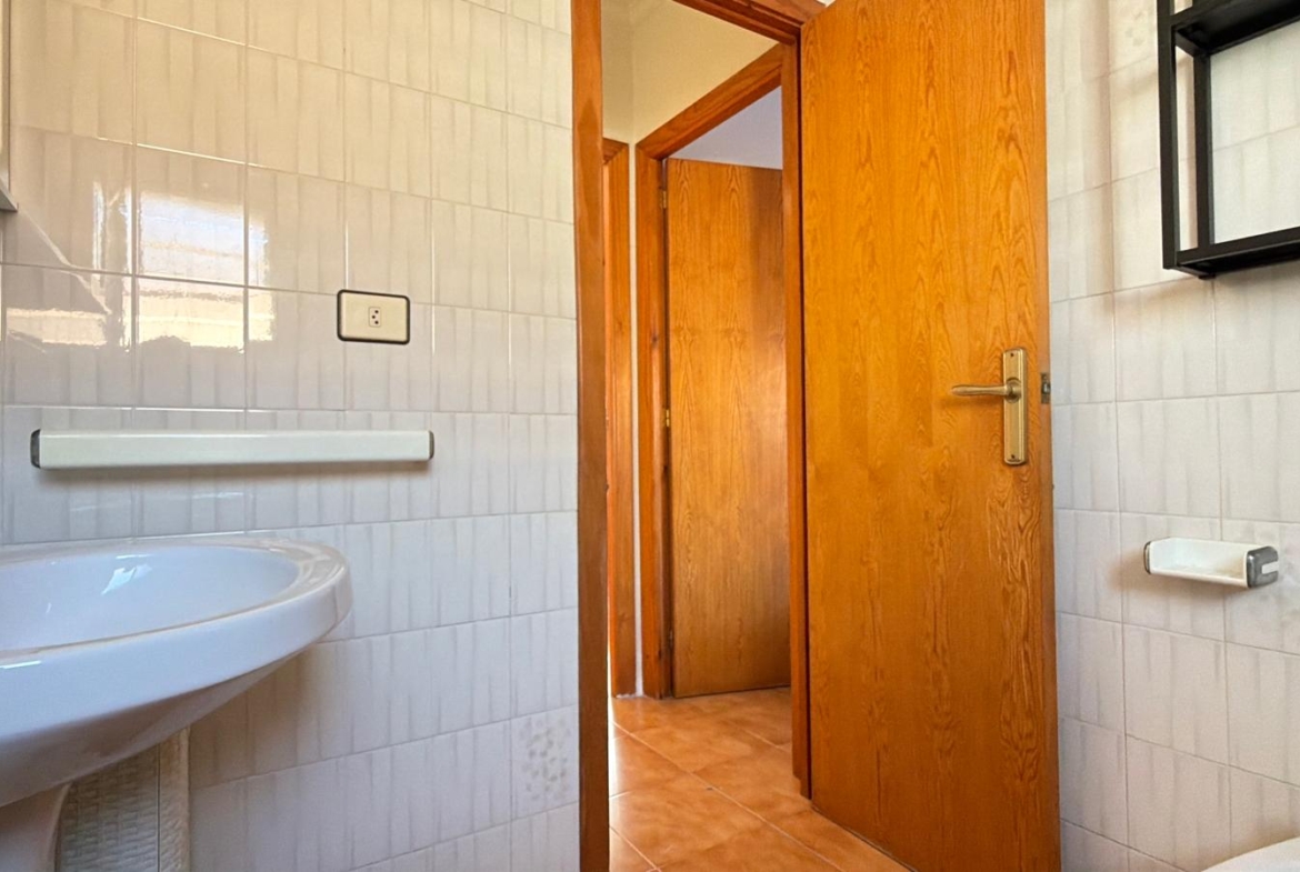 3 Bedroom / 2 Bathroom * Townhouse * Only 10 minutes walk to the beach and local marina * Close to many amenities in a very popular area €135,000 *