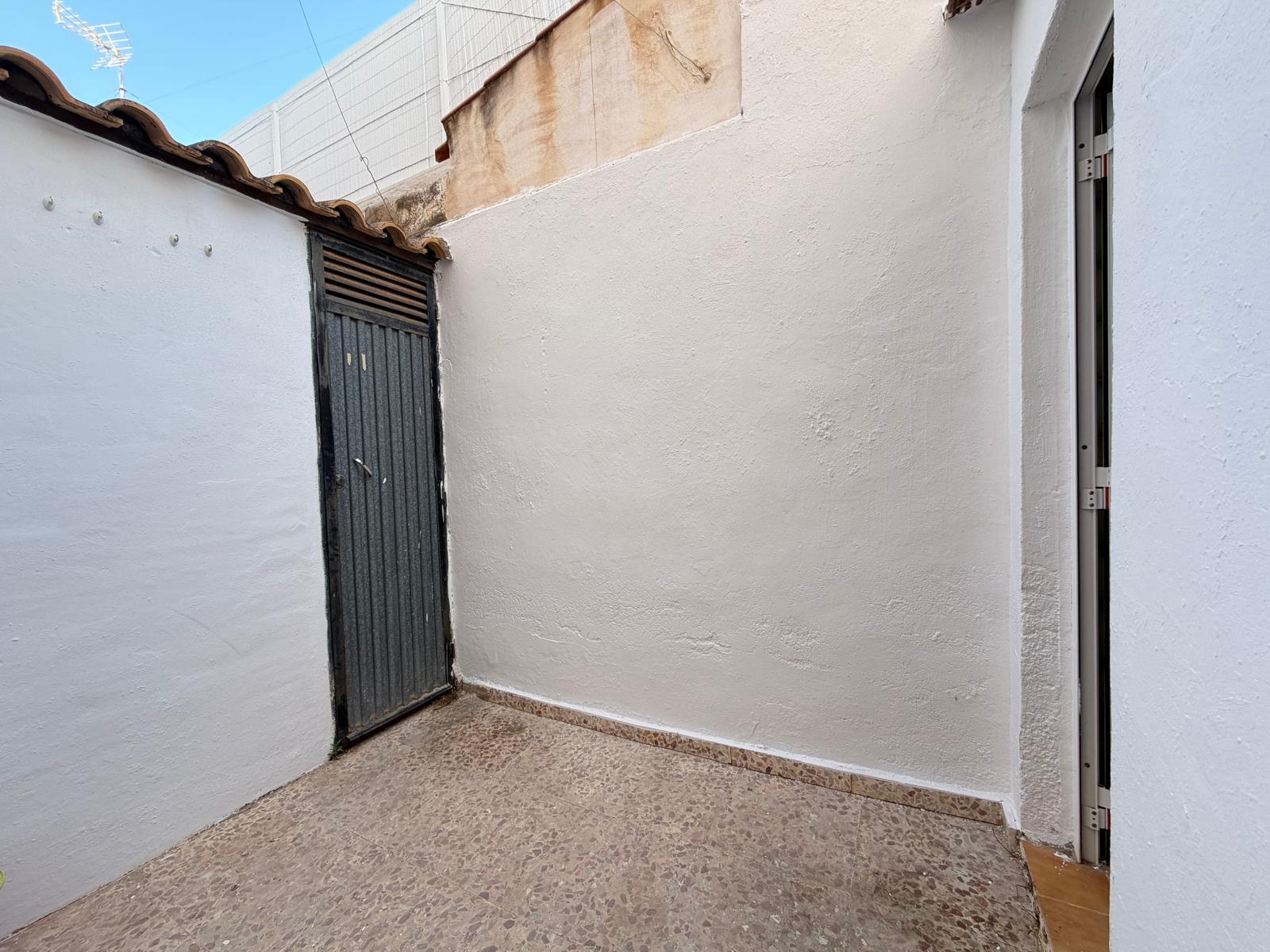 3 Bedroom / 2 Bathroom * Townhouse * Only 10 minutes walk to the beach and local marina * Close to many amenities in a very popular area €135,000 *