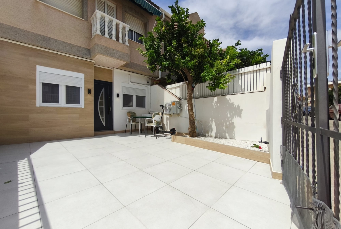 Recently Refurbished Ground Floor Apartment * 2 Bedrooms / 1 Bathroom * Immaculate Condition ready to move in €139,995 * San Pedro Del Pinatar 400 meters from the local beach *