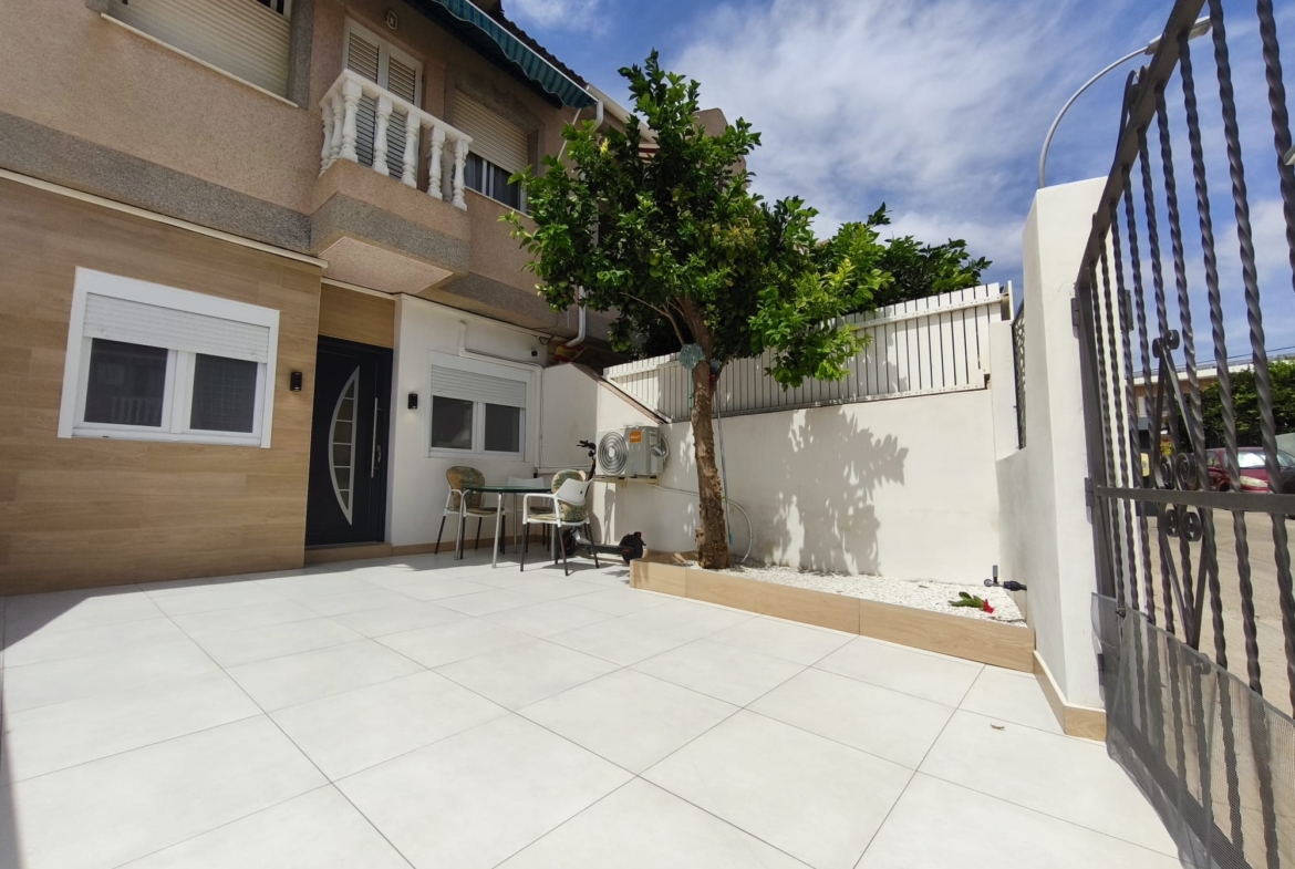 Recently Refurbished Ground Floor Apartment * 2 Bedrooms / 1 Bathroom * Immaculate Condition ready to move in €139,995 * San Pedro Del Pinatar 400 meters from the local beach *
