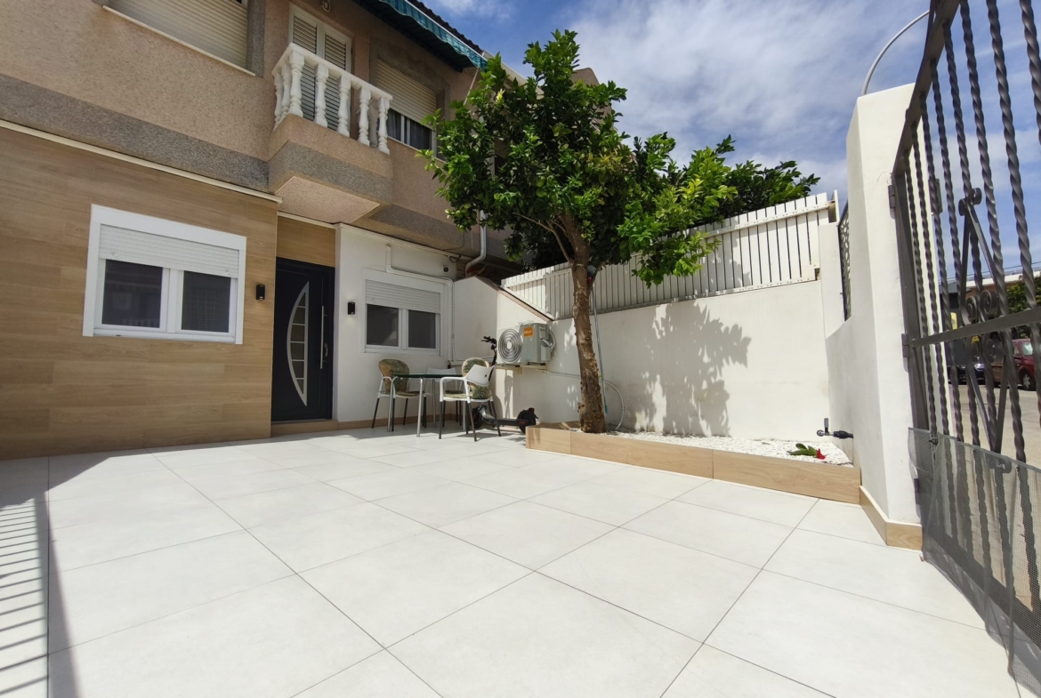 Recently Refurbished Ground Floor Apartment * 2 Bedrooms / 1 Bathroom * Immaculate Condition ready to move in €139,995 * San Pedro Del Pinatar 400 meters from the local beach *