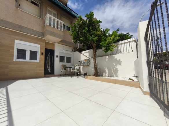 Recently Refurbished Ground Floor Apartment * 2 Bedrooms / 1 Bathroom * Immaculate Condition ready to move in €139,900 * San Pedro Del Pinatar 400 meters from the local beach *