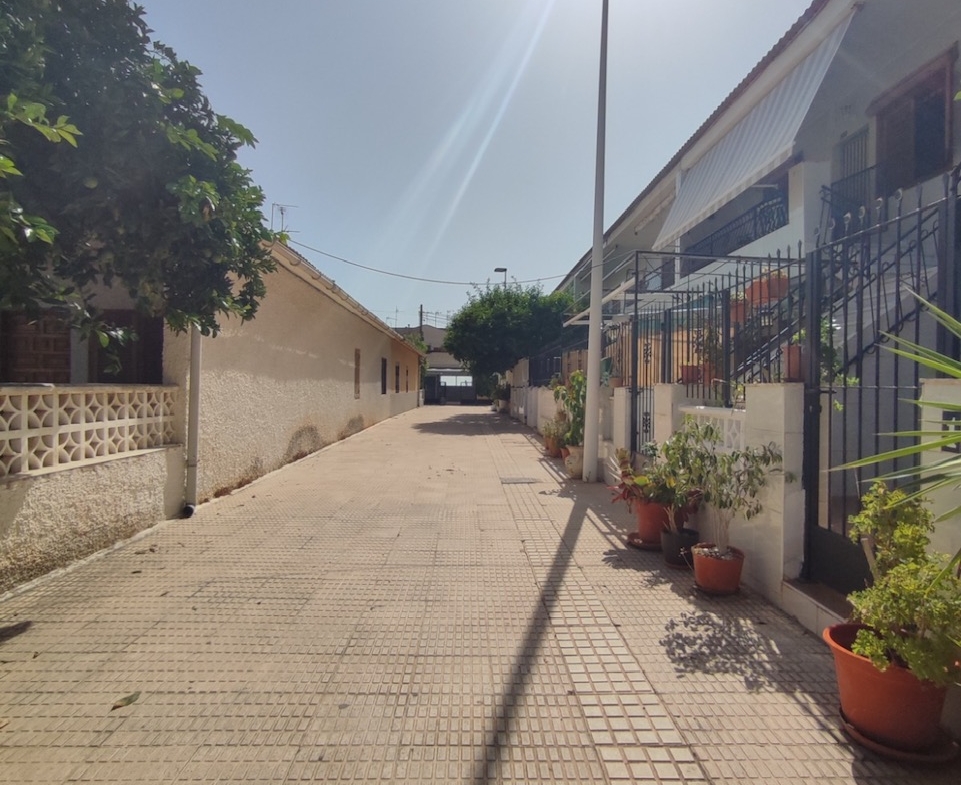 5 Bedroom / 2 Bathroom Semi Detached Ground Floor house for sale * Lo Pagan * €160,000 * Only 600 Meters to the Beach *