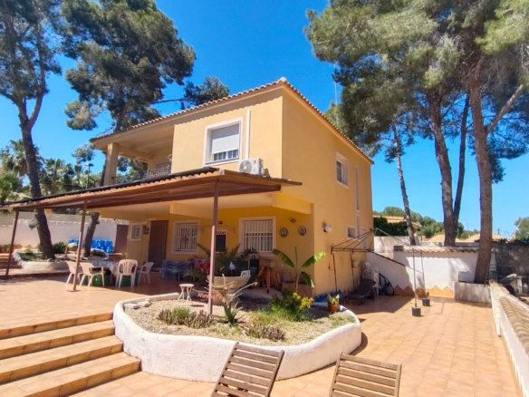 Charming Country House/ Villa * For Sale Pinar de Campoverde * 3 Bedrooms / 2 Bathrooms * 1065m2 Plot €345,000 *